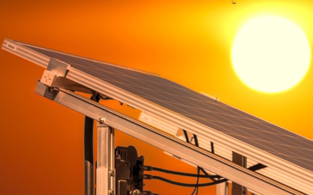 Painéis solares em close captando a luz do sol ao entardecer, destacando sua eficiência e papel crucial na geração de energia renovável.