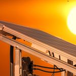 Painéis solares em close captando a luz do sol ao entardecer, destacando sua eficiência e papel crucial na geração de energia renovável.